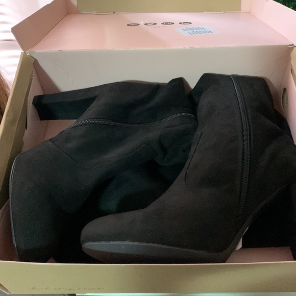 Mid length black boots - Picture 4 of 4